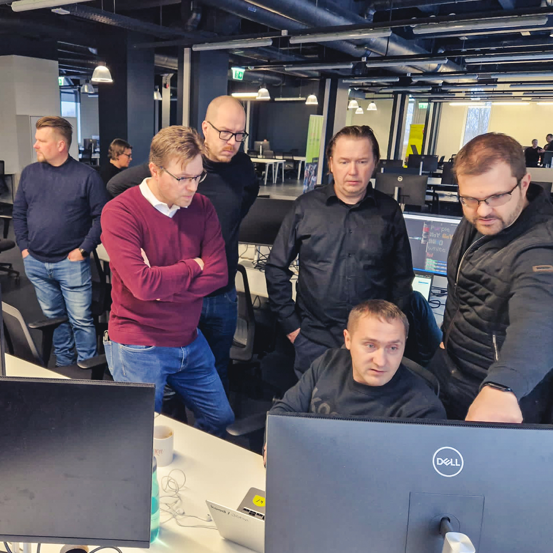 Kuopiolaisia tutustumassa Viron koodikouluun.