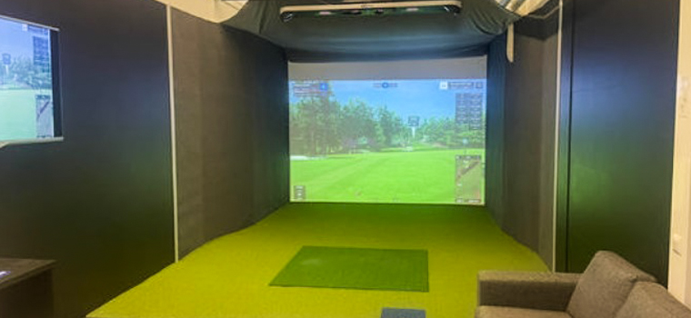 Golfsimulaattori Viestikadulla.